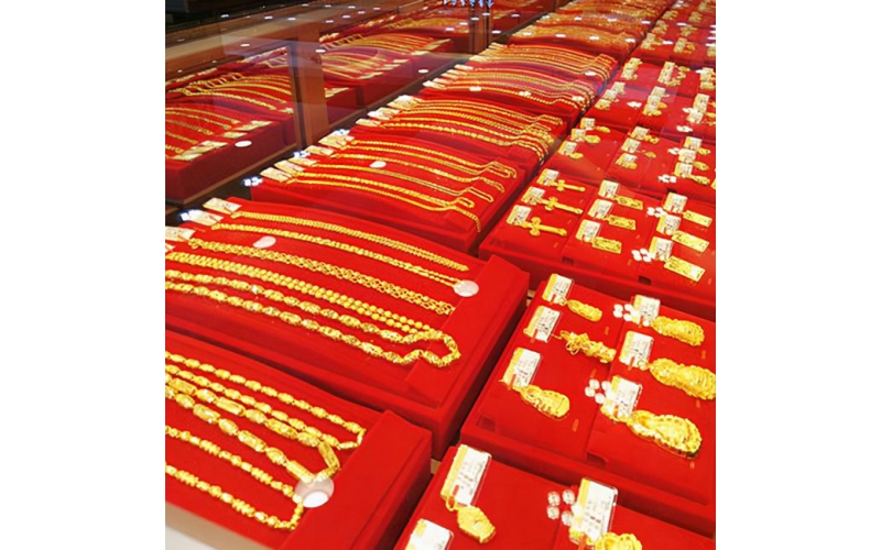 緬甸黃金價格暴漲，民眾排隊典當首飾