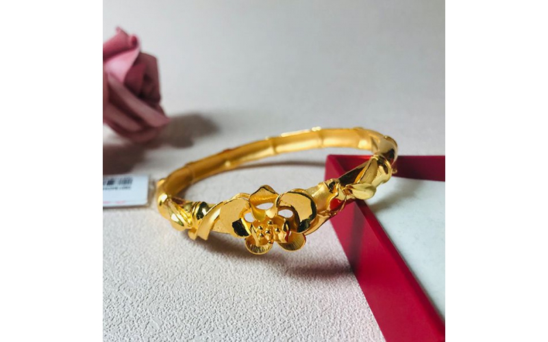 三男子用金包銀首飾冒充純金首飾詐騙典當(dāng)行