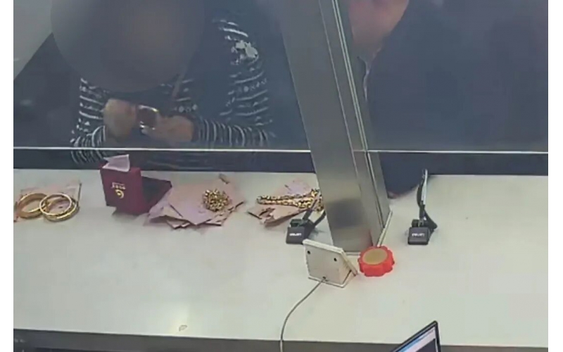 朋友委托贖回“黃金”，一燒全是假的